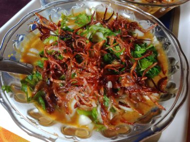 Bangladeş geleneksel shahi haleem malzemeli pirinç unu, çeşitli tohumlar un, baharatlar, otlar, et, sebze karışımı..  