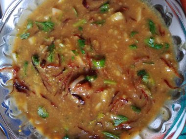 Baharat ve şifalı bitkilerle sağlıklı ve lezzetli Haleem. Geleneksel Bangladeş Haleem. 
