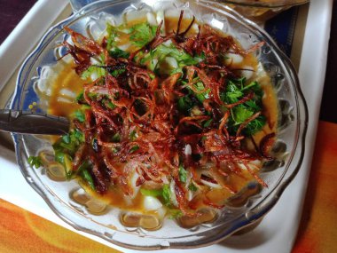 Bangladeş geleneksel shahi haleem malzemeli pirinç unu, çeşitli tohumlar un, baharatlar, otlar, et, sebze karışımı..  