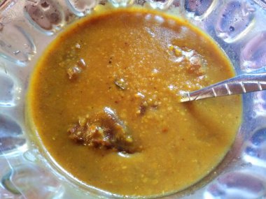 Sambar karışık köri yemeği. Halim Bengali geleneksel lezzetli baharatlı, sağlıklı beslenmek için pişirilmiş yemekler. Pirinç unu, et, tuz, sebzeler, demirhindi, baharatlar vs..