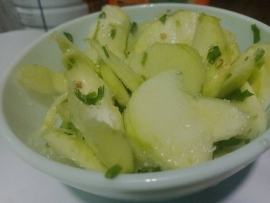 Beyaz arka planda kabak tohumları. Balkabağı sebze tohumları. Sağlıklı besin maddeleri. 