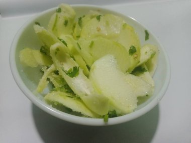 Beyaz arka planda kabak tohumları. Balkabağı sebze tohumları. Sağlıklı besin maddeleri. 