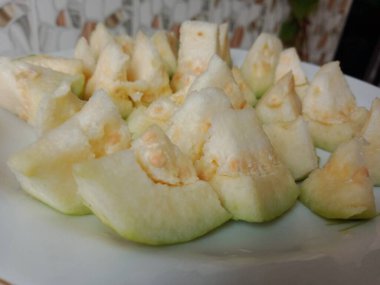 Tabakta Guava meyvesi dilimleri. Lezzetli sağlıklı besleyici çiğ meyve guava. 