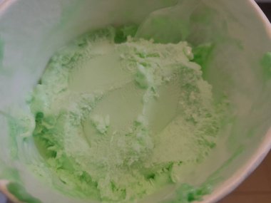 Hindistan cevizi ve pandan aromalı lezzetli dondurma tatlısı. Filipin usulü Buko pandan dondurması. 