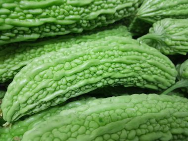 İzole edilmiş arka planda acı kavun sebzeleri. Sağlıklı besleyici çiğ yiyecekler acı kavun sebzeleri. Sağlıklı beslenme, vitaminler.