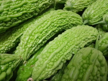 İzole edilmiş arka planda acı kavun sebzeleri. Sağlıklı besleyici çiğ yiyecekler acı kavun sebzeleri. Sağlıklı beslenme, vitaminler.