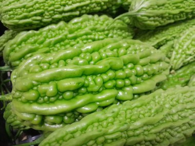 Yakından izole edilmiş acı karpuz sebzesi. Sağlıklı besleyici çiğ yiyecekler acı kavun sebzeleri. Çin kavunu sebzesi.. 