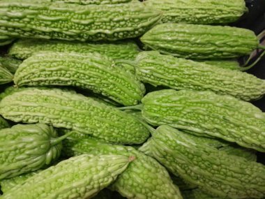 İzole edilmiş arka planda acı kavun sebzeleri. Sağlıklı besleyici çiğ yiyecekler acı kavun sebzeleri. Sağlıklı beslenme, vitaminler.