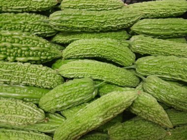 İzole edilmiş arka planda acı kavun sebzeleri. Sağlıklı besleyici çiğ yiyecekler acı kavun sebzeleri. Sağlıklı beslenme, vitaminler.