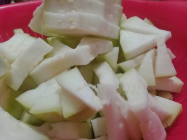 Şişe kabağı sebze dilimleri lezzetli sebze yemekleri. Sağlıklı besleyici çiğ yiyecekler. Tropik sebze yemekleri.. 