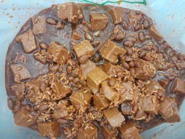 Fasulye, top ve Çin soslu pilav. Lezzetli Çin yemekleri..