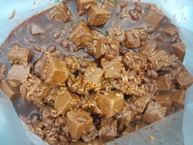 Fasulye, top ve Çin soslu pilav. Lezzetli Çin yemekleri..