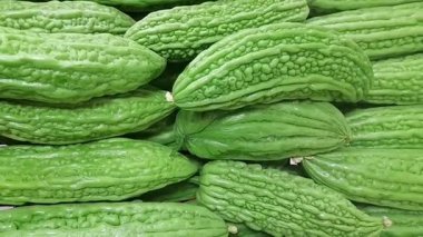 Acı kabak sebze video görüntüleri. Sağlıklı besleyici çiğ sebze. Acı kabak.. 