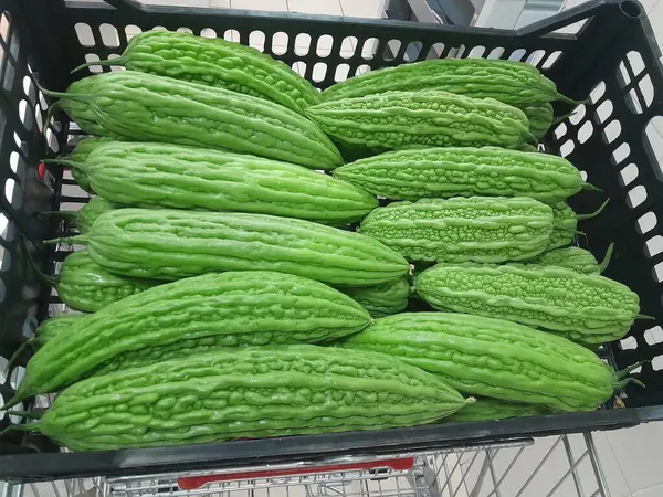 Acı kabak sebzeleri. Sağlıklı, egzotik, çiğ sebze, acı kabak. Tıbbi malzeme. Çiğ sebze. Acı kabak.. 