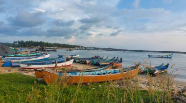 Akşam gökyüzü ve liman manzarası