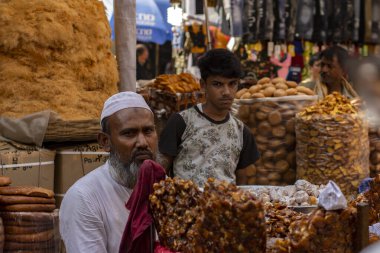 6 Nisan 2023, Kolkata, Batı Bengal, Hindistan: Ramazan ayında Zakaria caddesinde ekmek satan yaşlı bir adam.