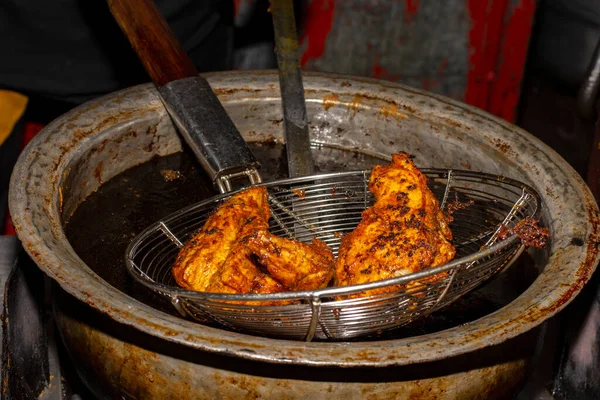 6 Nisan 2023, Kolkata, Batı Bengal, Hindistan: Ramazan ayında Zakaria caddesinde bir tür kızarmış mal satan Müslüman bir adam.