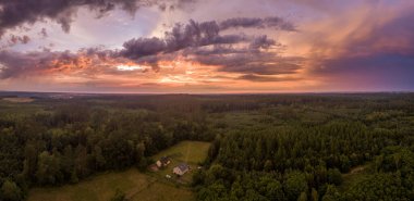 Tarlaların üzerinde güzel bir fırtına var. İHA panoramik manzara. Yüksek kalite fotoğraf