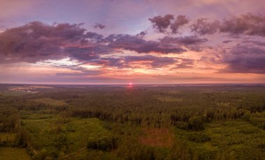 Tarlaların üzerinde güzel bir fırtına var. İHA panoramik manzara. Yüksek kalite fotoğraf