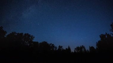 Gece gündüz gökyüzü zaman aşımına uğrar. Kutsal Kase yıldızlı gökyüzü. Yüksek kalite 4k görüntü