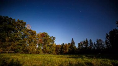 Ay 'ın aydınlattığı manzarayla birlikte gece süreleri azalıyor. Yüksek kalite 4k görüntü