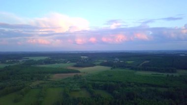 Drone 'dan görüntü, akşam cilası kırsal alan. Yüksek kalite 4k görüntü