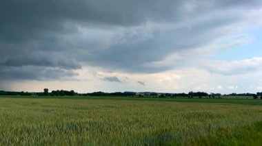 Fırtına yaklaşıyor. Tarlaların üzerinde bulutlu bir gökyüzü. Yüksek kalite 4k görüntü