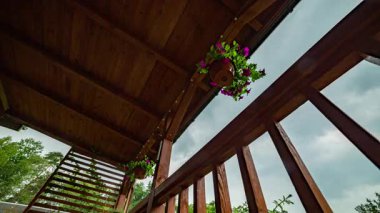 Yazın yağmurlu bir günde terastan hızlandırılmış görüntü. Yüksek kalite 4k görüntü