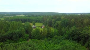 Yazın ormanda bir ev. İnsansız hava aracı manzaralı. Yüksek kalite 4k görüntü