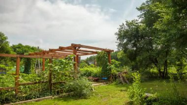 Tahta pergola ve arka bahçede bulutların hareketi. Zaman aşımı videosu. Yüksek kalite 4k görüntü