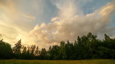 Parlak manzaranın üzerinde güzel bir günbatımı gökyüzü. Yüksek kalite 4k görüntü