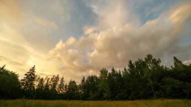 Parlak manzaranın üzerinde güzel bir günbatımı gökyüzü. Yüksek kalite 4k görüntü