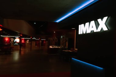 Etkileyici bir IMAX tiyatrosunun nefes kesici bir görüntüsü, yenilikçi tasarımı ve canlı ışıklandırmasıyla sergileniyor.