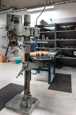 Uddevalla, İsveç - 01162025 Sağlam ve güvenilir bir matkap presi Wellorganize bir atölyede hassas görevler için hazır ve uygundur
