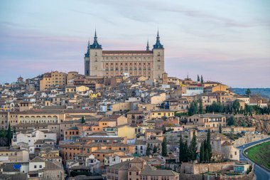 Güneşli ve güneşli bir günde güneş doğarken, Toledo şehri ve Alcazar, sivil ve askeri istihkam manzarası