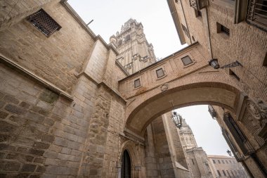 İspanya 'nın Toledo Katedrali' ndeki tuğla kemerin üzerinden yürüme.