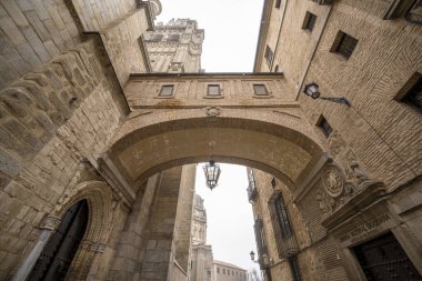 İspanya 'nın Toledo Katedrali' ndeki tuğla kemerin üzerinden yürüme.