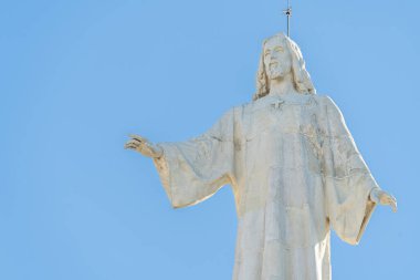 Cerro de Los Angeles 'ın İsa' sı Getafe 'de, İsa' nın Kutsal Kalbi, mavi gökyüzü güneşli bir günde