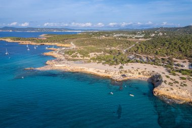 Cala Conta ve Cala Escondida 'nın güneşli bir yaz günü mavi gökyüzü ve turkuaz suyla birlikte İbiza adasındaki sahillerinin havadan çekilmiş fotoğrafları.