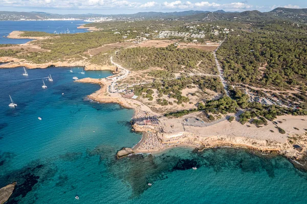 Cala Conta ve Cala Escondida 'nın güneşli bir yaz günü mavi gökyüzü ve turkuaz suyla birlikte İbiza adasındaki sahillerinin havadan çekilmiş fotoğrafları.