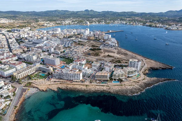 Ibiza adasında, güneşli bir yaz gününde mavi gökyüzü ve turkuaz suyla çekilmiş hava fotoğrafları.