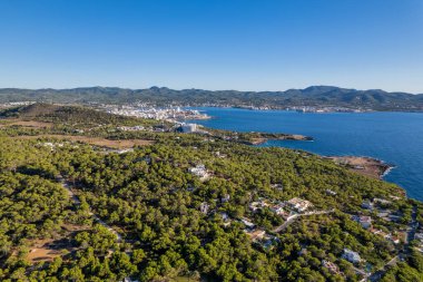 Güneşli bir yaz gününde mavi gökyüzü ve turkuaz suyla Ibiza adasındaki Cala Salada y Cala Saladeta sahillerinin havadan çekilmiş fotoğrafları.