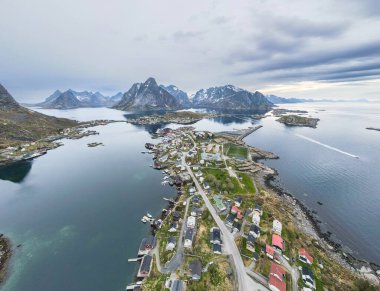 Norveç 'in Lofoten kentindeki Reine kentinin açık bir bahar günü bulutlu hava manzaraları