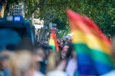 2022 yazında Madrid 'de eşcinsel gururu gösterisi, güneşli bir gün, lezbiyenler, biseksüeller, LGTBI, binlerce insan sokaklarda gösteri yapıyor..