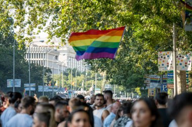 2022 yazında Madrid 'de eşcinsel gururu gösterisi, güneşli bir gün, lezbiyenler, biseksüeller, LGTBI, binlerce insan sokaklarda gösteri yapıyor..
