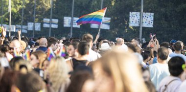 2022 yazında Madrid 'de eşcinsel gururu gösterisi, güneşli bir gün, lezbiyenler, biseksüeller, LGTBI, binlerce insan sokaklarda gösteri yapıyor..