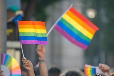 2022 yazında Madrid 'de eşcinsel gururu gösterisi, güneşli bir gün, lezbiyenler, biseksüeller, LGTBI, binlerce insan sokaklarda gösteri yapıyor..
