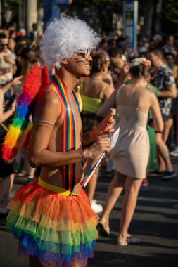 2022 yazında Madrid 'de eşcinsel gururu gösterisi, güneşli bir gün, lezbiyenler, biseksüeller, LGTBI, binlerce insan sokaklarda gösteri yapıyor..