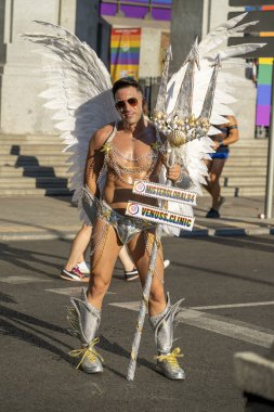 2022 yazında Madrid 'de eşcinsel gururu gösterisi, güneşli bir gün, lezbiyenler, biseksüeller, LGTBI, binlerce insan sokaklarda gösteri yapıyor..
