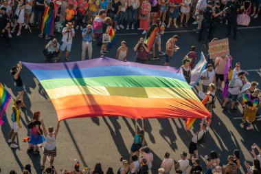 2022 yazında Madrid 'de eşcinsel gururu gösterisi, güneşli bir gün, lezbiyenler, biseksüeller, LGTBI, binlerce insan sokaklarda gösteri yapıyor..